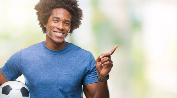 Afroamerikanischer Mann Hält Fußballball Über Isoliertem Hintergrund Und Zeigt Glücklich — Stockfoto