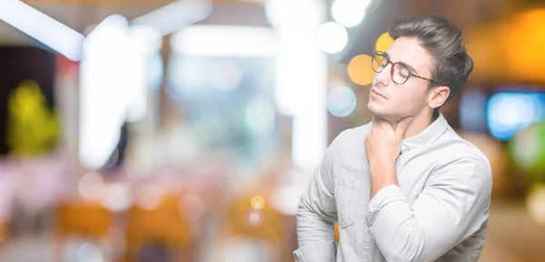 Joven Hombre Guapo Con Gafas Sobre Fondo Aislado Tocando Cuello —  Fotos de Stock