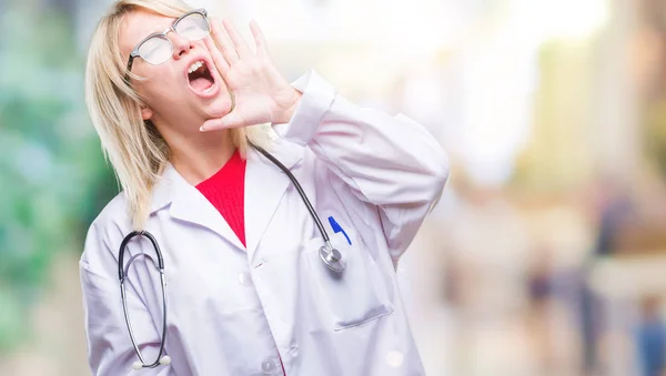 Unga Vackra Blonde Läkare Kvinna Bär Medicinsk Uniform Över Isolerade — Stockfoto