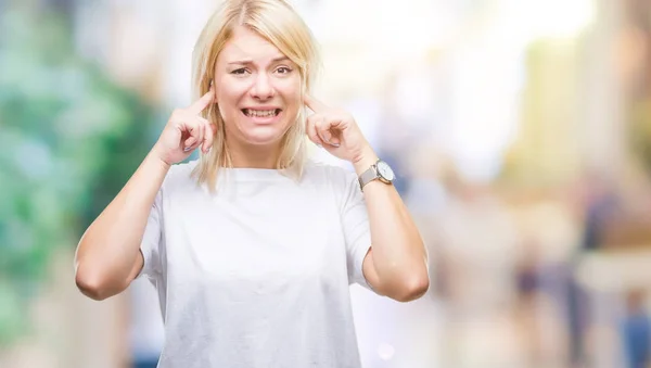 Mladá Krásná Blondýna Žena Nosí Bílé Tričko Izolované Pozadí Pokrývající — Stock fotografie