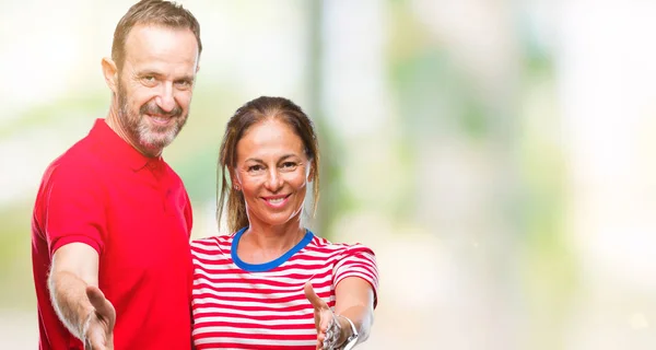 Middelbare Leeftijd Hispanic Paar Verliefd Geïsoleerde Achtergrond Lachende Vriendelijke Aanbod — Stockfoto