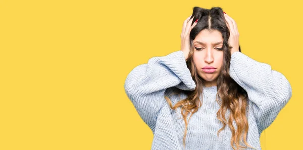 Mooie Jongedame Dragen Winter Trui Lijden Hoofdpijn Wanhopig Benadrukt Omdat — Stockfoto