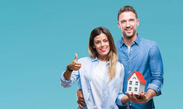 Casal Jovem Amor Segurando Casa Sobre Fundo Isolado Feliz Com — Fotografia de Stock