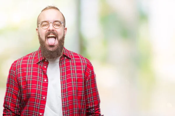 Jonge Kaukasische Hipster Man Dragen Bril Geïsoleerde Achtergrond Steken Tong — Stockfoto