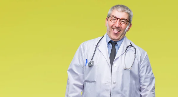 Bonito Médico Sênior Homem Sobre Fundo Isolado Furar Língua Para — Fotografia de Stock