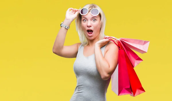 Joven Mujer Rubia Hermosa Comprando Sosteniendo Bolsas Compras Las Ventas —  Fotos de Stock