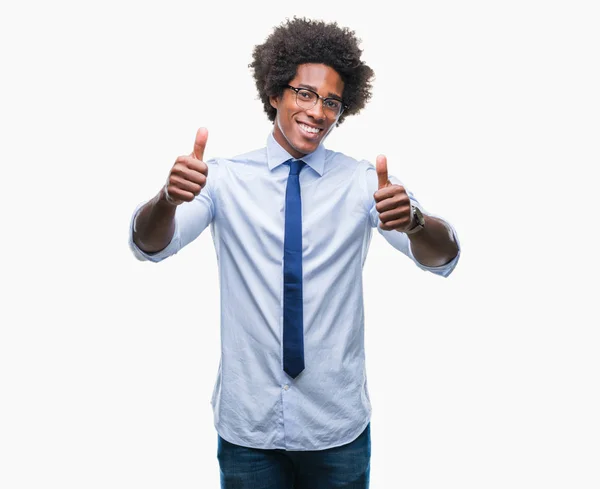 黑人美国商界男子戴眼镜在孤立的背景下批准做积极的手势与手 竖起大拇指微笑和快乐的成功 看着相机 赢家手势 — 图库照片