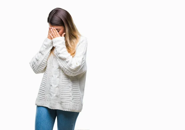 泣きながら手で顔を覆っている悲しそうな表情で孤立した背景に若くてきれいな女性カジュアルな白いセーター うつ病の概念 — ストック写真