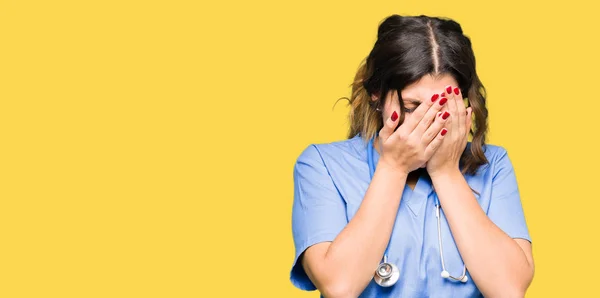 Jovem Mulher Médica Adulta Vestindo Uniforme Médico Com Expressão Triste — Fotografia de Stock