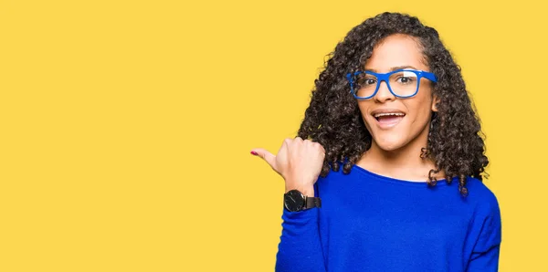 Jovem Mulher Bonita Com Cabelo Encaracolado Usando Óculos Sorrindo Com — Fotografia de Stock