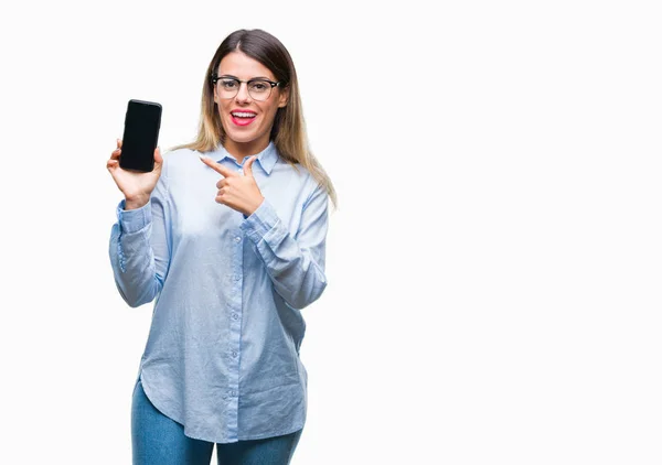 Junge Schöne Geschäftsfrau Zeigt Leeren Bildschirm Des Smartphones Über Isoliertem — Stockfoto