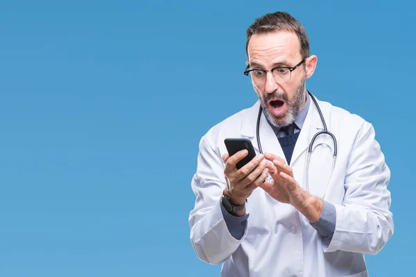 Mediana Edad Hoary Médico Hombre Mensajes Texto Utilizando Teléfono Inteligente —  Fotos de Stock