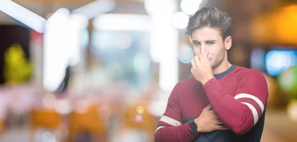 Jonge Knappe Man Geïsoleerde Achtergrond Iets Ruiken Stinkende Walgelijk Ondraaglijke — Stockfoto