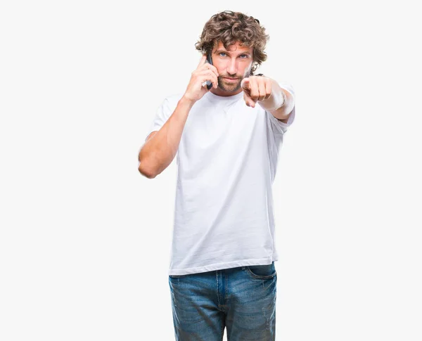 Hiszpanie Przystojny Człowiek Modelu Rozmowy Smartphone Przez Białym Tle Wskazując — Zdjęcie stockowe