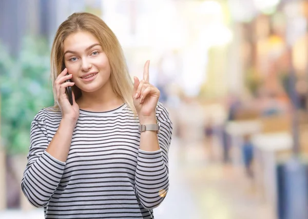 Unga Kaukasiska Kvinna Visar Smartphone Skärmen Över Isolerade Bakgrund Överraskad — Stockfoto