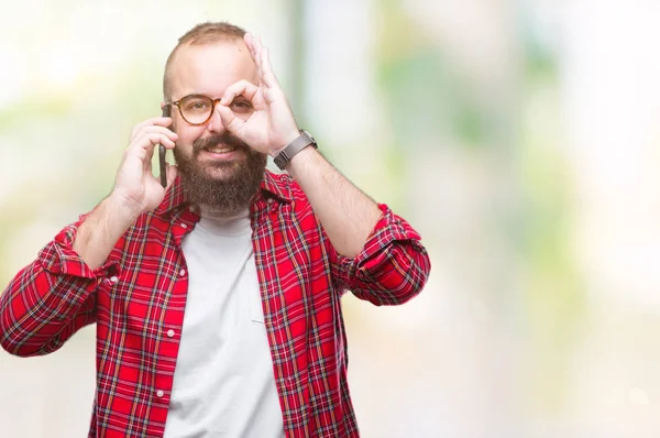 Jovem Caucasiano Hipster Homem Falando Smartphone Sobre Fundo Isolado Fazendo — Fotografia de Stock