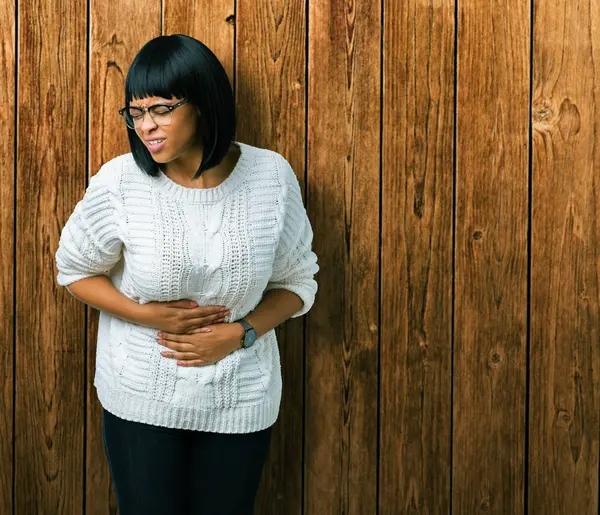 Bella Giovane Donna Afroamericana Che Indossa Occhiali Sfondo Isolato Con — Foto Stock