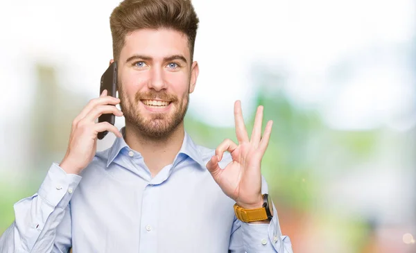 Jovem Homem Bonito Negócio Falando Smartphone Fazendo Sinal Com Dedos — Fotografia de Stock