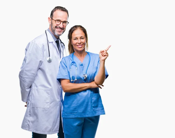 Médicos Hispanos Mediana Edad Asocian Con Parejas Que Llevan Uniforme —  Fotos de Stock