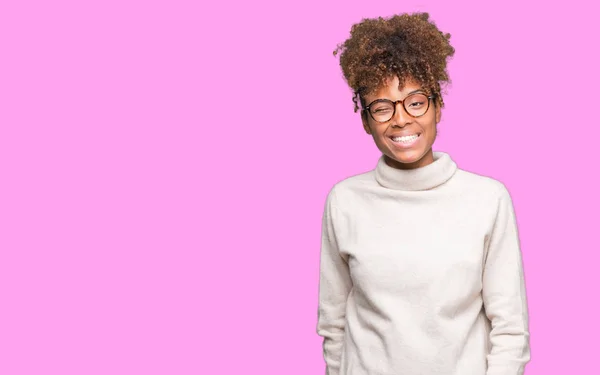 Linda Jovem Afro Americana Vestindo Óculos Sobre Fundo Isolado Piscando — Fotografia de Stock