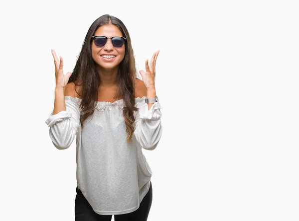 Ung Vacker Arabisk Kvinna Bär Solglasögon Över Isolerade Bakgrund Firar — Stockfoto