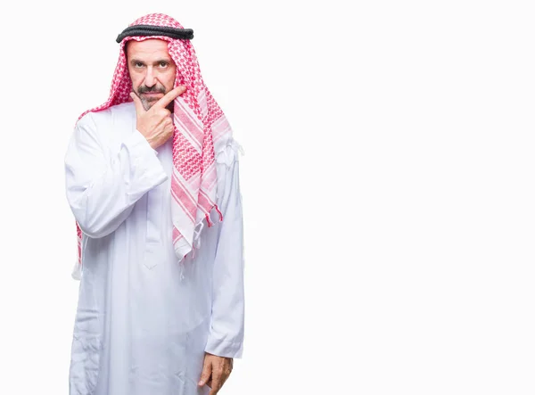 Sénior Árabe Homem Vestindo Keffiyeh Sobre Fundo Isolado Olhando Confiante — Fotografia de Stock