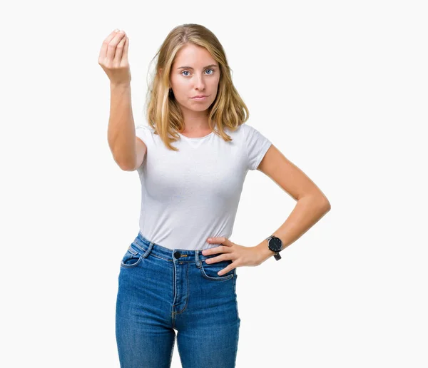 美丽的年轻女子穿着休闲白色 T恤在孤立的背景做意大利手势用手和手指自信的表达 — 图库照片