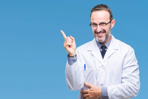 Hombre Profesional Mediana Edad Con Una Capa Blanca Sobre Fondo — Foto de Stock