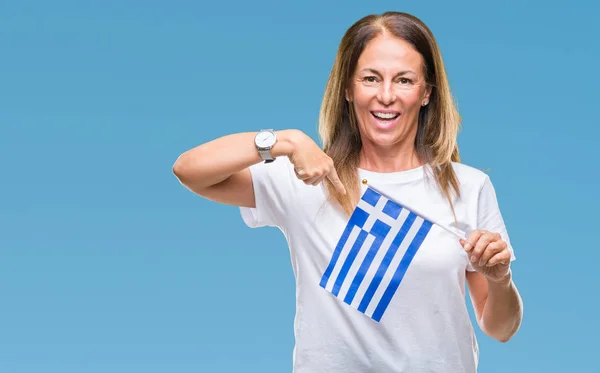 Średnim Wieku Hiszpanin Kobieta Trzymając Flagę Grecji Białym Tle Niespodzianka — Zdjęcie stockowe