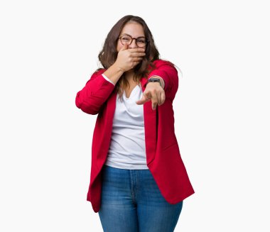 Güzel artı boyutu genç iş kadını giyen şık ceket ve izole üzerinde gözlük gülme sizin parmak el kamerasıyla ağzına, utanç ifadesi işaret eden arka plan