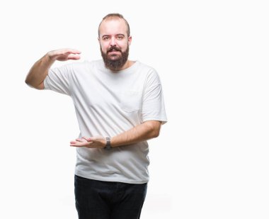 Üzerinde rahat t-shirt giyen genç beyaz hipster adam arka plan ile büyük ve büyük boy işaret, ölçü birimi sembol gösteren el eller izole. Kameraya bakarak gülümsüyordu. Ölçüm kavramı.