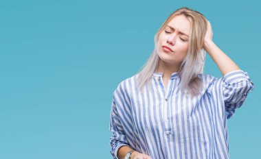 Sarışın genç kadın izole arka plan üzerinde yanıltır ve soru hakkında merak ediyorum. Şüphe, kafasına el ile düşünme ile belirsiz. Dalgın kavramı.