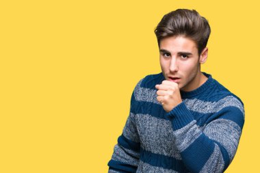 Yakışıklı delikanlı duygu hasta ve soğuk veya bronşit için semptom olarak öksürük izole arka plan üzerinde. Sağlık kavramı.