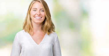 Güzel genç zarif kadın yüzünden izole arka plan el ele tutusun ve rahat ve neşeli gülümseyen parmak çarpı işareti. Başarı ve iyimser