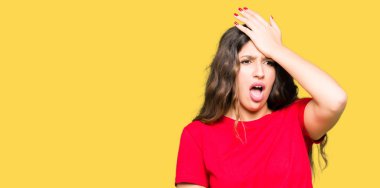 Kafasına hata için rahat t-shirt el ile sürpriz giyen genç güzel kadın hata hatırlıyorum. Unuttum, kötü bellek kavramı.