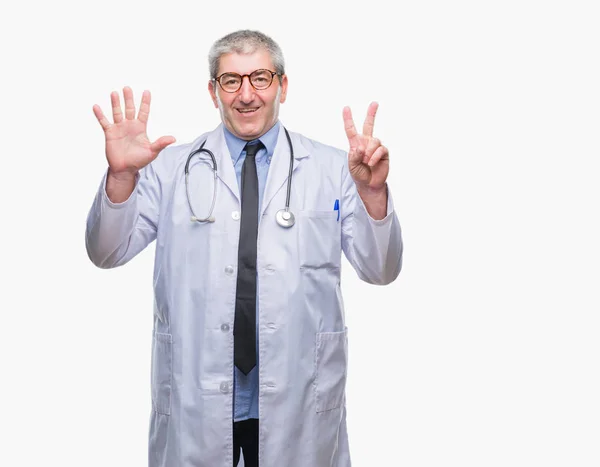 英俊的资深医生在孤立的背景显示和指向用手指七 同时微笑着自信和快乐 — 图库照片