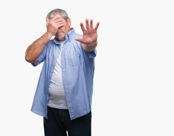 Красивый Пожилой Человек Изолированном Фоне Закрывает Глаза Руками Делает Стоп — стоковое фото