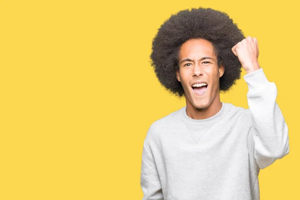 Unga Afroamerikanska Man Med Afro Hår Bär Sportig Sweatshirt Arg — Stockfoto