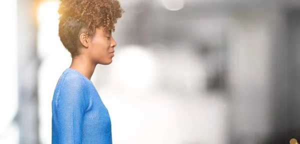 Bella Giovane Donna Afroamericana Sfondo Isolato Cercando Lato Posa Profilo — Foto Stock