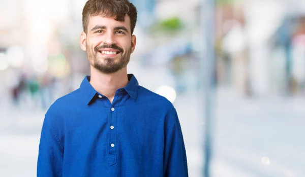 Jonge Knappe Man Geïsoleerde Achtergrond Met Een Gelukkig Cool Glimlach — Stockfoto