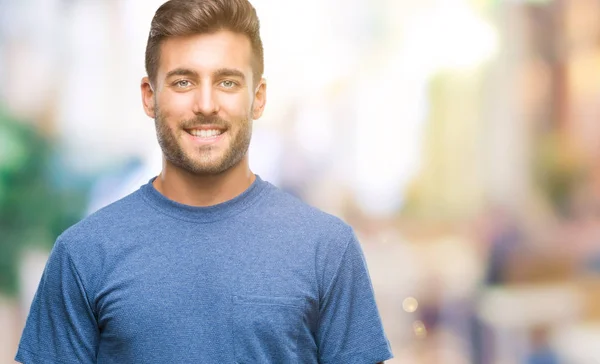 Jonge Knappe Man Geïsoleerde Achtergrond Met Een Gelukkig Cool Glimlach — Stockfoto