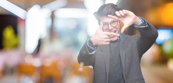 Unga Stiliga Affärsman Bära Glasögon Över Isolerade Bakgrund Leende Gör — Stockfoto