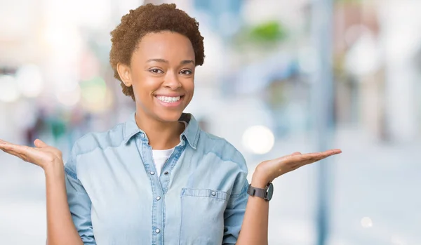 Jonge Mooie Afrikaanse Amerikaanse Vrouw Geïsoleerde Achtergrond Smiling Tonen Beide — Stockfoto