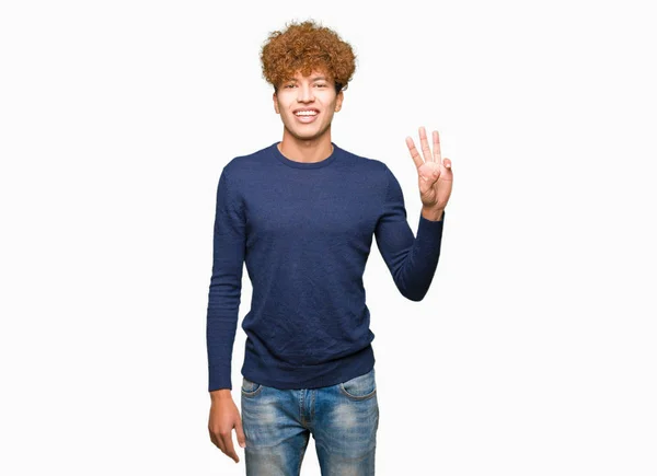 Gösterilen Parmakları Ile Işaret Afro Saçlı Genç Yakışıklı Adam Kendinden — Stok fotoğraf