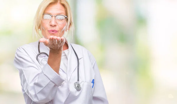 Medioevo Bionda Medico Donna Sfondo Isolato Guardando Fotocamera Soffiando Bacio — Foto Stock