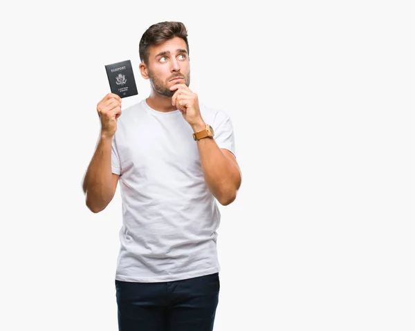 Mladý Pohledný Muž Drží Passport Usa Nad Izolované Pozadí Vážná — Stock fotografie
