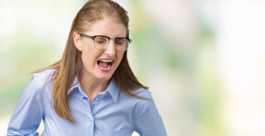 Güzel orta yaş olgun iş kadın gözlük izole üzerinde arka plan gülen ve komik deli şaka çünkü yüksek sesle zor gülüyor. Mutlu ifade.