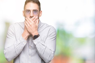 Yakışıklı delikanlı üzerinde güneş gözlüğü takıyor arka plan ağız hata için elleriyle kapsayan şok izole. Gizli kavramı.