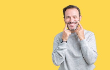 Bir kazak izole üzerinde giyen yakışıklı orta yaş üst düzey adam arka plan gülen açık ağız ile parmak işaret ve neşeli gülümseme zorlamadan