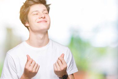 Maaş ödeme için milyoner iş soran izole arka plan yapıyor para hareketi el ile üzerinden casual beyaz t-shirt giyen genç yakışıklı adam